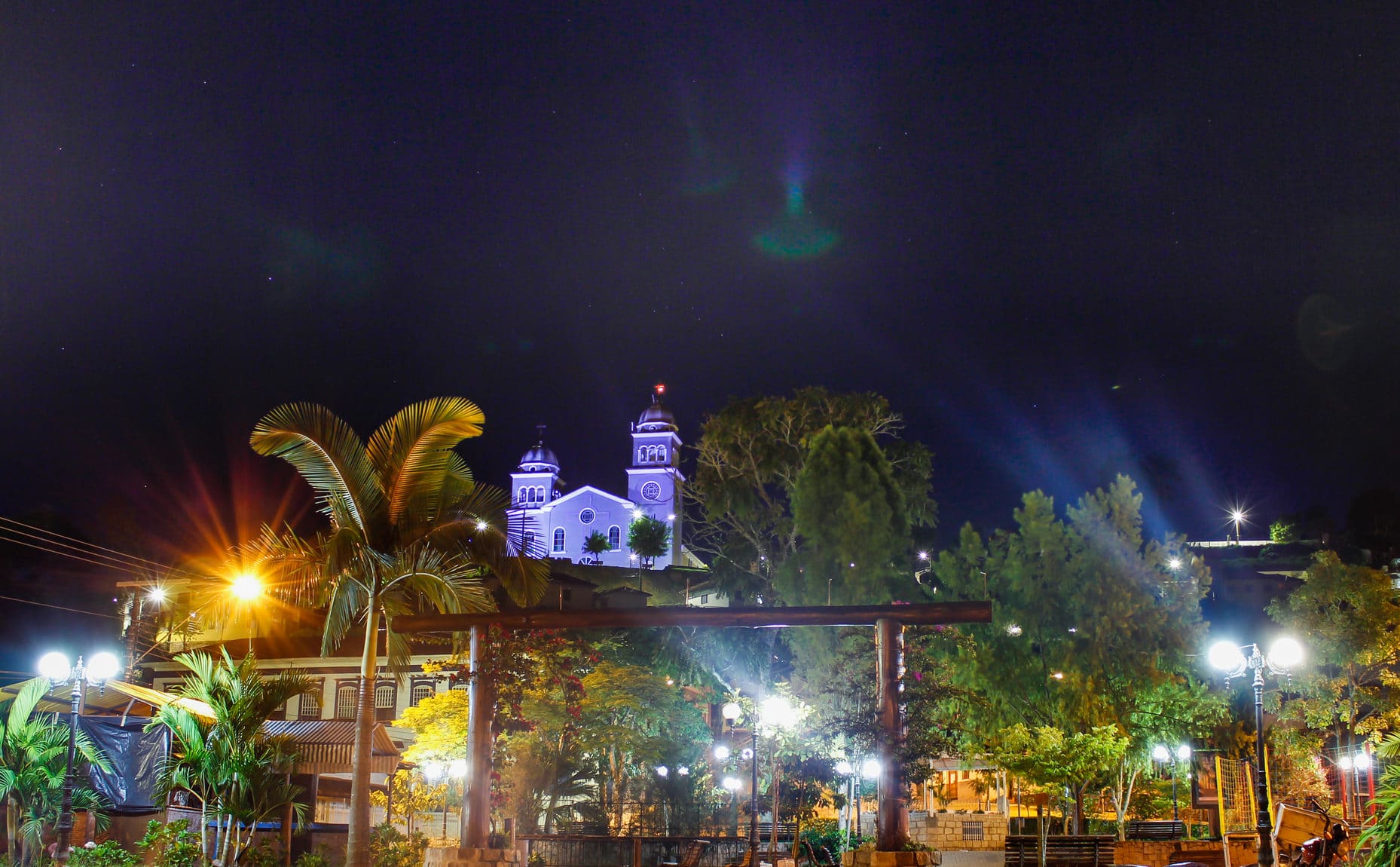 Praça central, vista noturna.