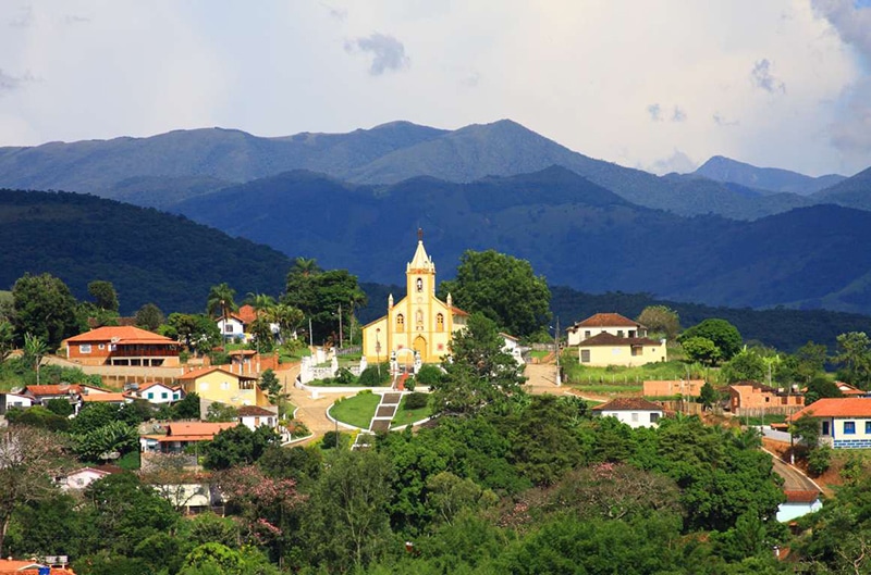 Igreja e vista parcial de Sant'Ana do Capivari.